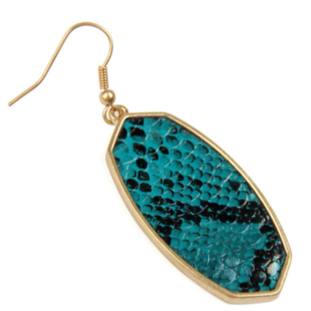 ❤️NWT *BOUTIQUE* GORGEOUS FAUX LEATHER SNAKE PRINT EARRINGS - Picture 2 of 4